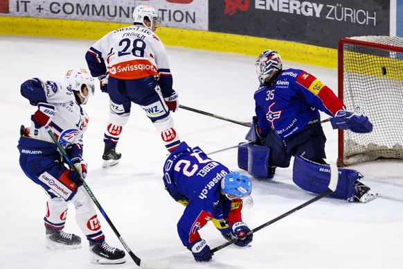ZSC Lions Stuermer Jesper Froeden (Froden) (#28) schiesst das Tor zum 2-3 gegen EHC Kloten Torhueter Ludovic Waeber waehrend dem Qualifikationsspiel der Eishockey-Meisterschaft der National League zwi ...