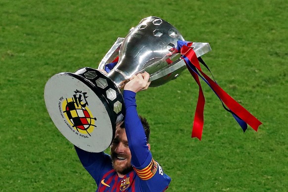 ARCHIV ? ZUR MELDUNG, DASS LIONEL MESSI DEN FC BARCELONA VERLASSEN WIRD, STELLEN WIR IHNEN FOLGENDES BILDMATERIAL ZUR VERFUEGUNG - epa07533455 FC Barcelona&#039;s player Lionel Messi holds the champio ...