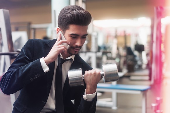 Haha, dieses Bild kam zur Suche «gym talking phone». Ich find's dufte.