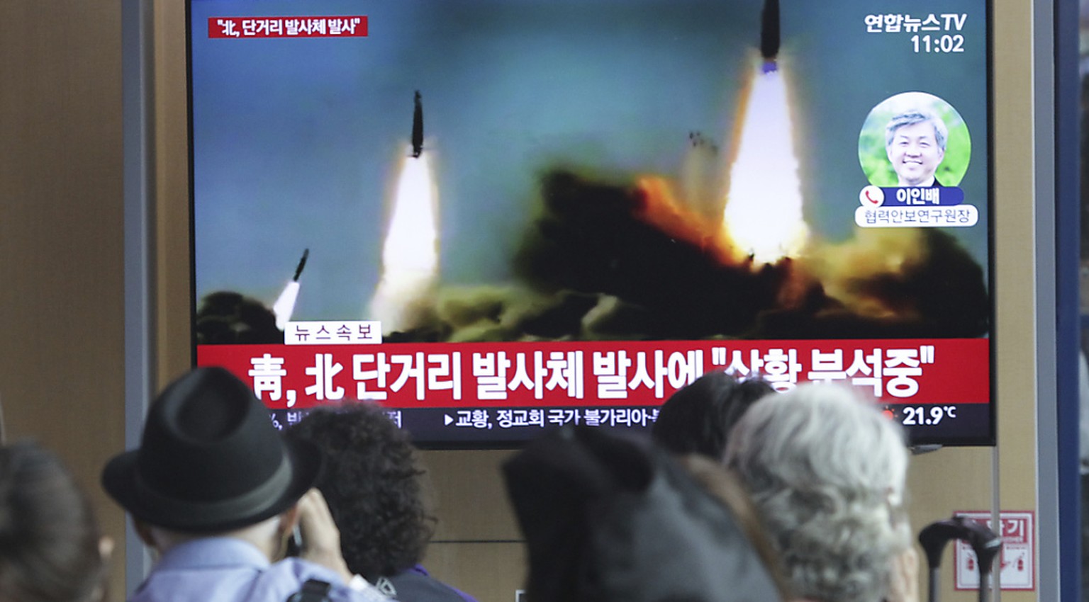 TV-Bilder in Südkorea zeigen am Samstag Raketentests aus dem nördlichen Nachbarland.