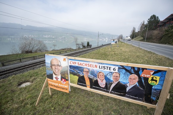 Wahlplakate der CVP haengen am Dienstag, 6. Februar 2018 an einer Strasse bei Sachseln im Kanton Obwalden. Am Sonntag, 4. Maerz 2018 finden im Kanton Obwalden die Regierungsrats- und Gesamterneuerungs ...