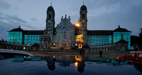 Der Lichtkuenstler Gerry Hofstetter illuminiert anlaesslich des internationalen Fluechtlingstages das Kloster Einsiedeln, am Mittwoch, 20. Juni 2012. Weltweit werden am heutigen Fluechtlingstag Wahrze ...