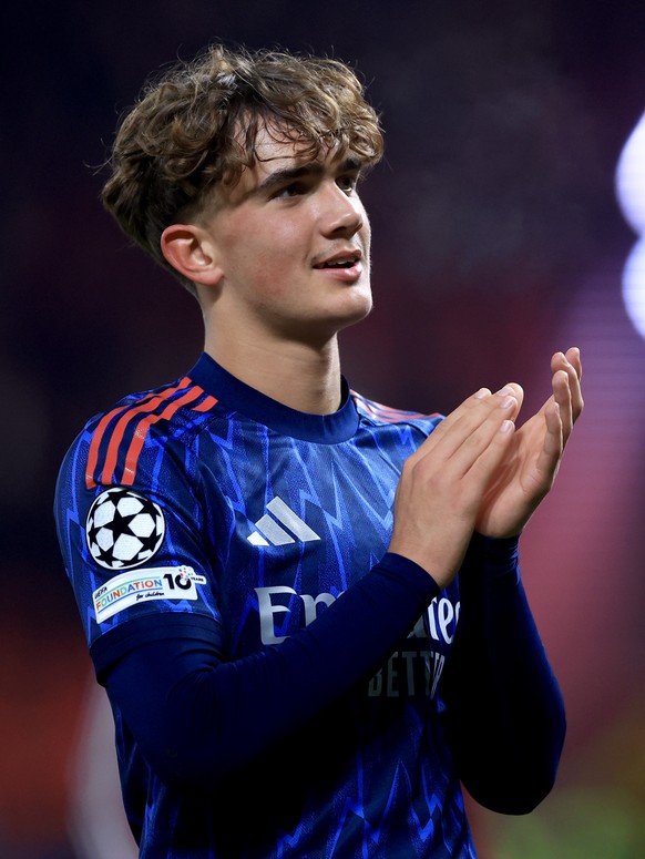 epa12503317 Arsenal&#039;s Max Dowman greets supporters after winning the UEFA Champions League league phase match between SK Slavia Praha and Arsenal FC, in Prague, Czech Republic, 04 November 2025.  ...