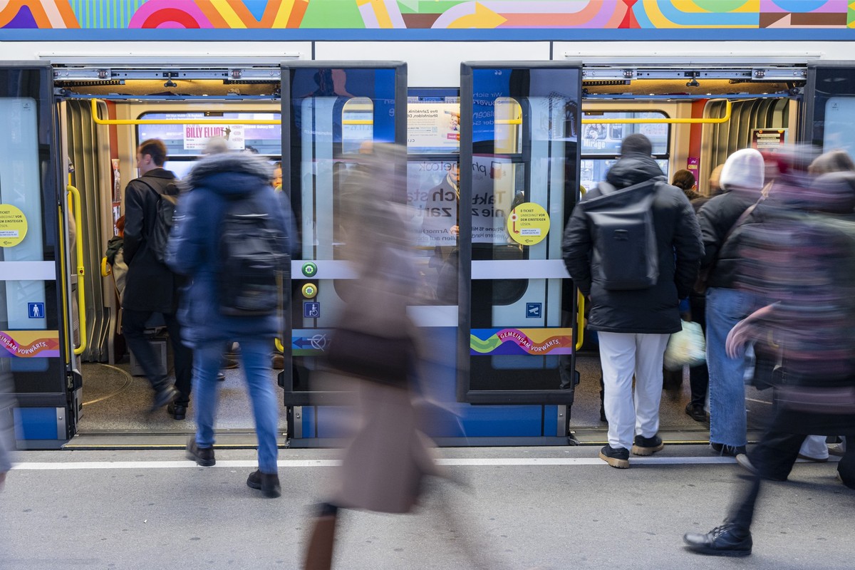 KEYPIX - Pendler steigen in ein Tram am ersten Werktag nach dem Fahrplanwechsel am Hauptbahnhof in Zuerich, am Montag, 15. Dezember 2025 in Zuerich. Fuer die Verkehrsbetriebe VBZ ist es der "groe ...