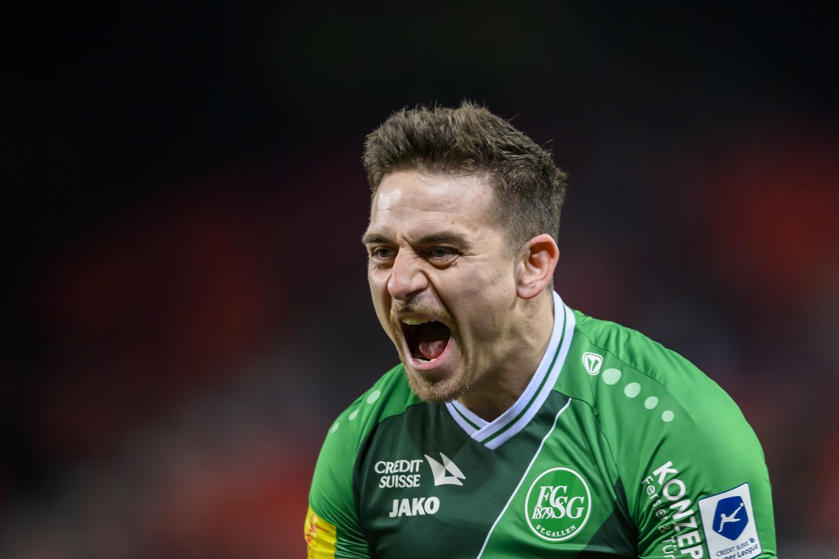 Le milieu st-gallois Basil Stillhart, fete son but lors de la rencontre de football de Super League entre FC Sion et FC St. Gallen 1879 ce samedi 25 fevrier 2023 au stade de Tourbillon a Sion. (KEYSTO ...