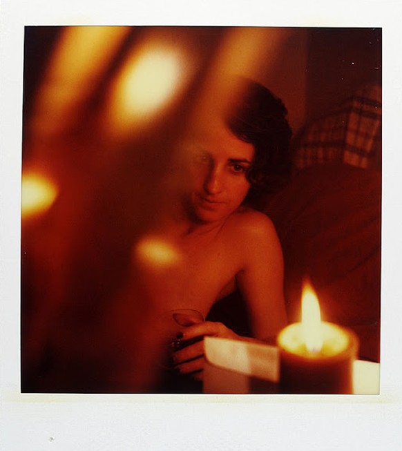 Deine Haut. Im Kerzenlicht. Muss festgehalten werden. Mit Polaroid.