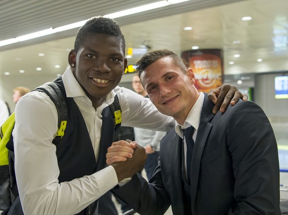 Am Flughafen in Lissabon sind Embolo und Taulant Xhaka schon mal guten Mutes.