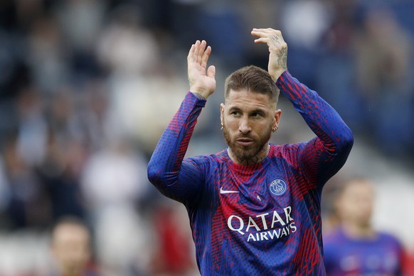 epa10273228 Paris Saint Germain&#039;s Sergio Ramos warms up prior to the French Ligue 1 soccer match between PSG and Troyes, in Paris, France, 29 October 2022. EPA/YOAN VALAT