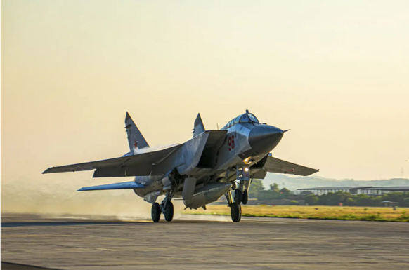 Eine russische MiG-31 trägt eine Hyperschall-Rakete Kinschal. Hier bei einem Einsatz in Syrien.