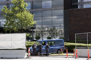 Polizisten vor dem Hotel Marriot in Kopenhagen, wo die Bilderberg-Konferenz stattfindet.&nbsp;