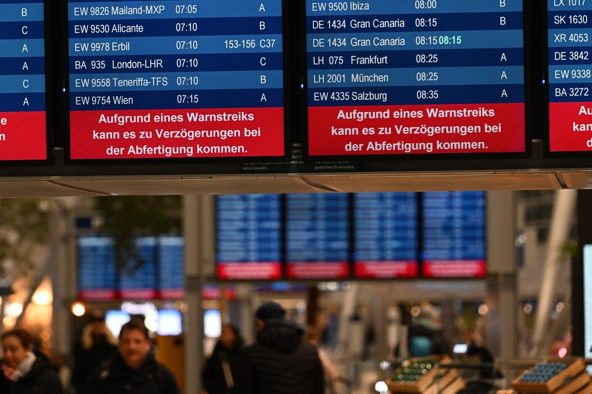 17.03.2023, Nordrhein-Westfalen, D�sseldorf: Auf Anzeigetafeln wird auf den Warnstreik hingewiesen. An den beiden gr��ten Flugh�fen in Nordrhein-Westfalen, D�sseldorf und K�ln/Bonn, haben ganzt�gige W ...