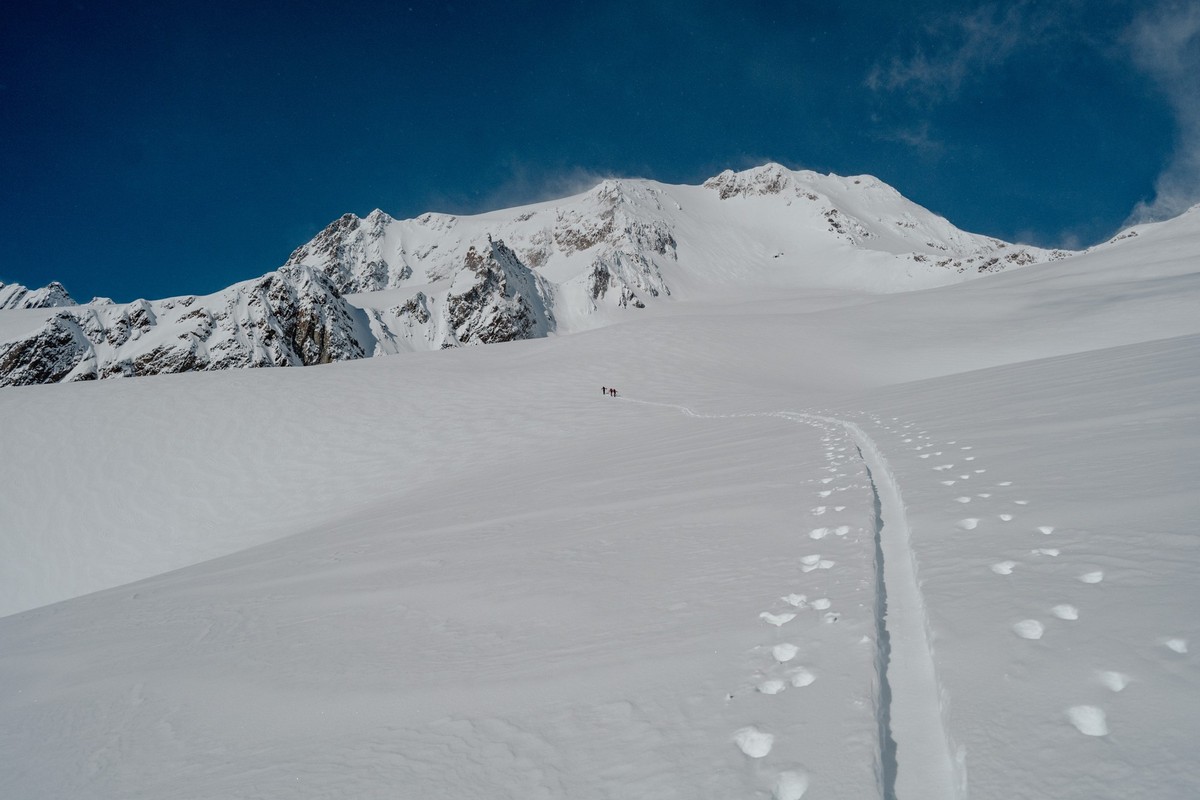 Après les avoir filmées depuis en bas, Aurelie Gonin devait rattraper à ski les aventurières, dans la montée.