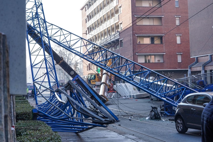 epa09647922 Aftermath of a crane collapse in Turin, Italy, 18 December 2021. According to Vigili del Fuoco (Italy&#039;s fire and rescue service), at least three workers, including a 20 year old, were ...