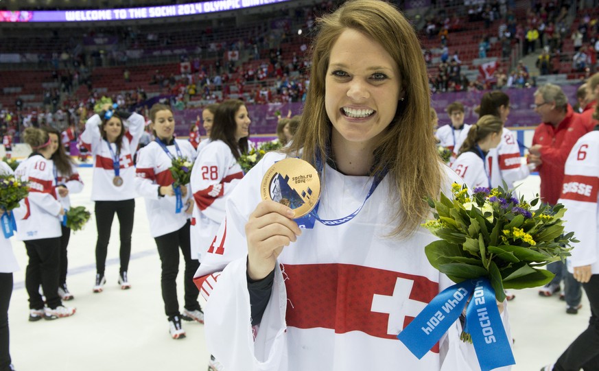 ARCHIVBILD ZUM RUECKTRITT VON FLORENCE SCHELLING --- Switzerland&#039;s ice hockey women goalkeeper Florence Schelling celebrates her bronze medal during the women&#039;s ice hockey victory ceremony a ...