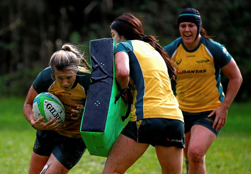 Members of the Australian Women&#039;s rugby sevens Olympic team practice during a team training session in Sydney, Australia, July 22, 2016. Picture taken July 22, 2016. REUTERS/David Gray