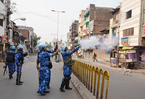 Vadodara: Sicherheitskräfte setzen Tränengas ein (25. September).&nbsp;