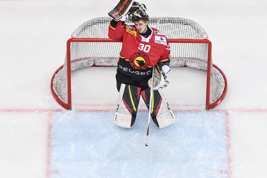 Berns Torhueter Philip Wuethrich lueftet seinen Helm nach dem dritten Gegentor, im sechsten Eishockey Playoff Viertelfinalspiel der National League zwischen dem SC Bern und EHC Biel, am Sonntag, 26. M ...