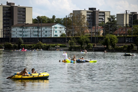 Badende schwimmen mit ihren Luftmatratzen und Booten auf der Limmat bei Dietikon am Sonntag, 16. August 2020. (KEYSTONE/Alexandra Wey)