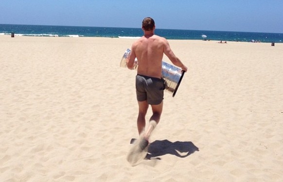 Es ist eine Tradition, dass jedes Mitglied des Stanley-Cup-Gewinners einen Tag lang den Pokal erhält. Marian Gaborik von den Los Angeles Kings nahm ihn mit an den Strand und gönnte dem Stanley Cup ein ...