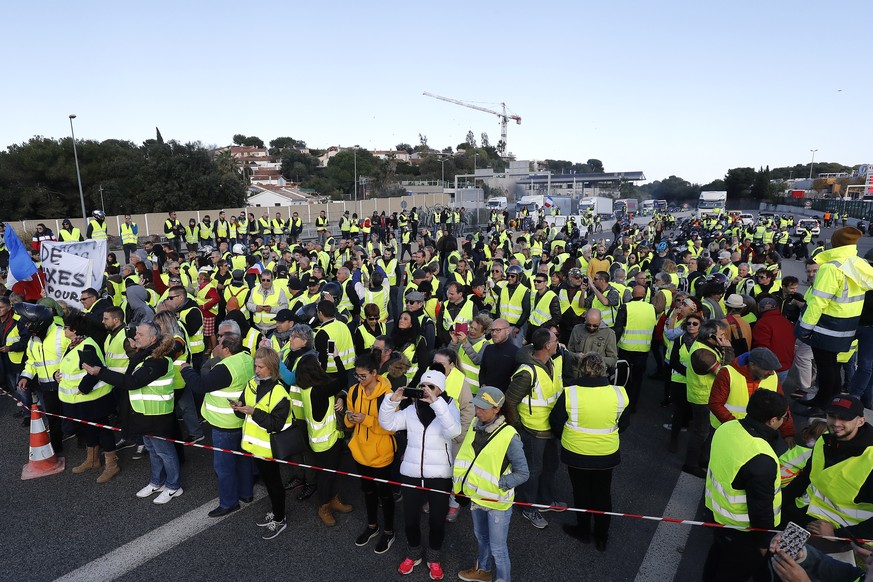 epa07173044 People wearing Yellow vests, as a symbol of French driver&#039;s and citizen&#039;s protest against higher fuel prices, gather as they try to block roads and cause traffic chaos as part of ...