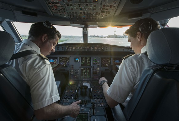 ZUR EINFUEHRUNG DER ZWEI-PERSONEN-REGEL IM COCKPIT BEI DER SWISS NACH DEM ABSTURZ EINES GERMANWING AIRBUS STELLEN WIR IHNEN FOLGENDES THEMENBILD ZUR VERFUEGUNG - Pilot und Kopilot fliegen das Flugzeug ...