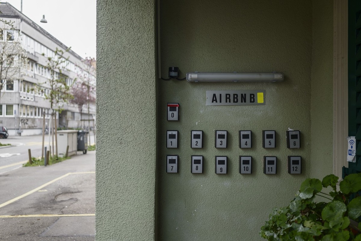 The letters AIRBNB and key boxes numbered 0 to 12 at a residential building at Zypressenstrasse in Zurich, Switzerland, on 6. April 2019. (KEYSTONE/Christian Beutler)