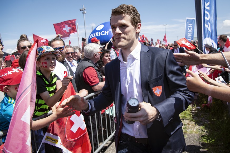 Switzerland’s ice hockey team with Leonardo Genoni arrives and is welcomed by fans at Zurich airport in Kloten, Switzerland, Monday, May 21, 2018. Switzerland won the silver medal at the IIHF World Ch ...