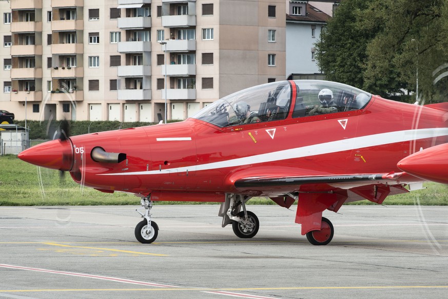 ARCHIVBILD ZU KAUF PC-21 DURCH FRANZOESISCHE LUFTWAFFE -- Flying student and flying instructor prepare for a training flight with the Pilatus Porter PC21 aircraft, pictured on September 6, 2013, in th ...