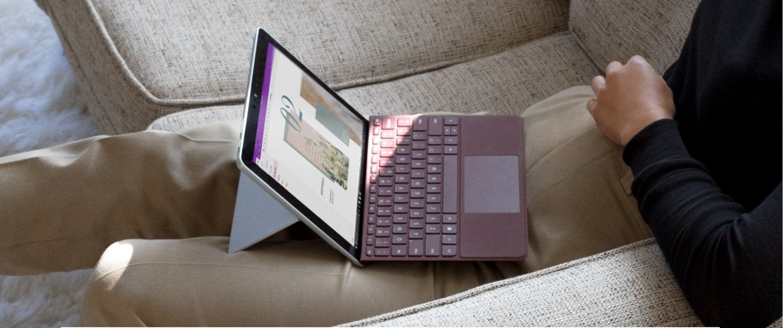 Mit dem stufenlos verstellbaren Klappständer funktioniert das kleine Surface Go auch auf dem Schoss gut. Zudem wird es auf den Beinen nie heiss, da der Prozessor im Tablet, sprich im Display des Lapto ...