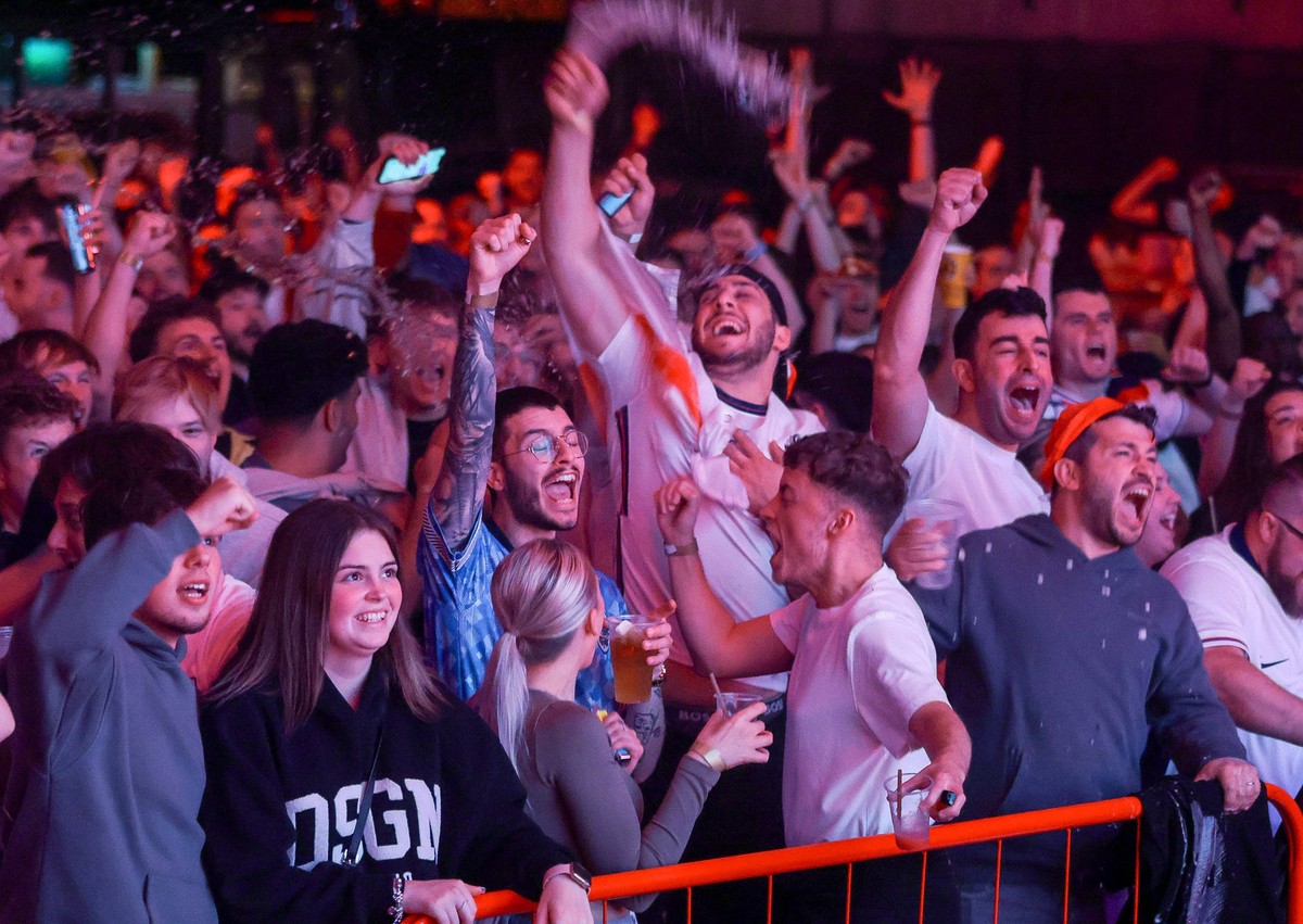 Fans watching England v Slovakia - EUFA Euro 2024 England fans celebrate a disallowed goal from Phil Foden at the Diecast, Manchester, during a screening of the UEFA EURO, EM, Europameisterschaft,Fuss ...