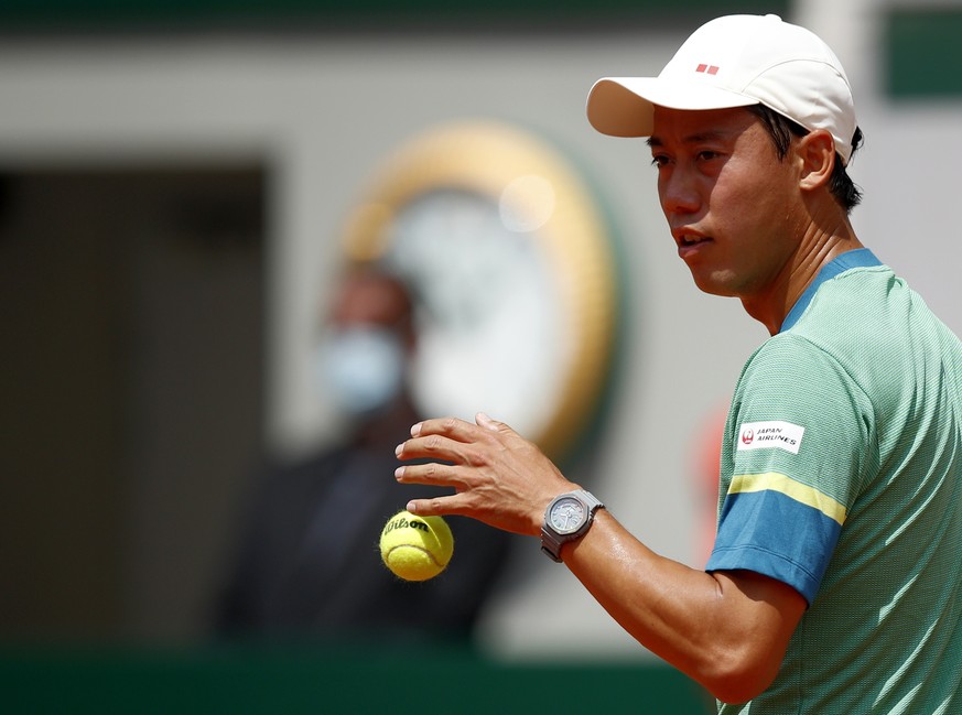 epa09242754 Kei Nishikori of Japan in action during the 2nd round match against Karen Khachanov of Russia at the French Open tennis tournament at Roland Garros in Paris, France, 02 June 2021. EPA/YOAN ...