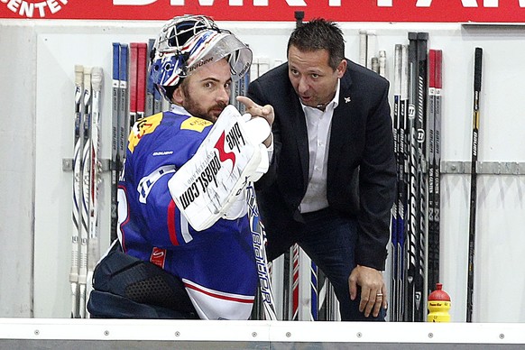 Torhüter Martin Gerber im Gespräch mit&nbsp;Kloten Flyers' Elitetrainer Marco Bayer. Ob der ihm weiterhelfen kann?