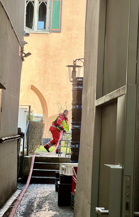 Nachlöscharbeiten und Sicherungsmassnahmen dauern am Brandort weiter an.