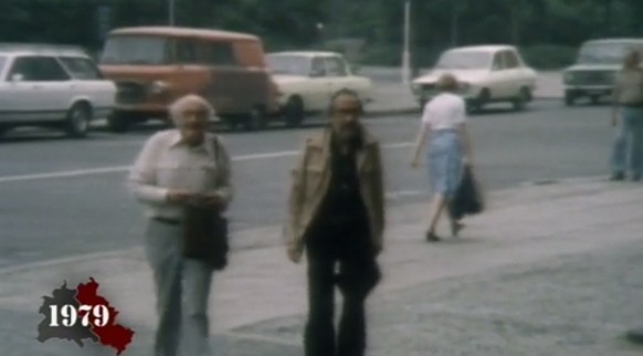 Stefan Heym (links) 1979 auf dem Weg zu einem vom Schriftstellerverband organisierten Tribunal, das seinen Ausschluss beschloss.
