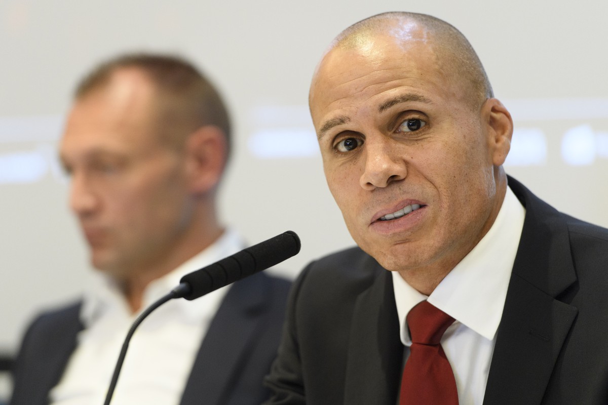 Le directeur sportif du LHC Jan Alston, droite, et l'eentraineur du LHC Daniel Ratushny, gauche, parlent lors d'une conference de presse d'avant-saison du club de hockey-sur-glace Lausa ...