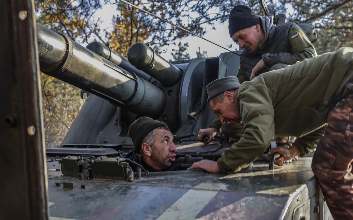 Des Ukrainiens travaillent sur un canon automoteur 2S3 dans le nord de la région de Kherson.