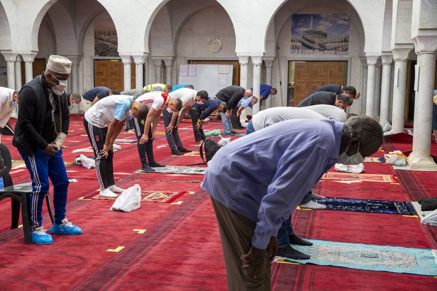 epa08458473 Muslim devotees during the first prayer following the reopening of the Geneva Mosque, also known as the Petit-Saconnex Mosque, in Geneva, Switzerland, 01 June 2020. EPA/SALVATORE DI NOLFI