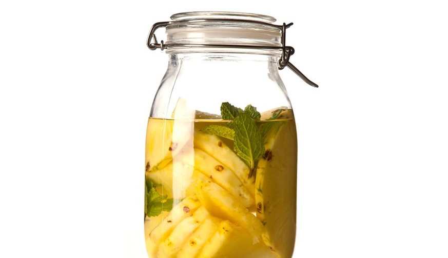 pineapple mint vodka ananas minze wodka dose einmachglas cocktail drink alkohol drinks drink trinken http://assets.bonappetit.com/photos/57ae16d2f1c801a1038bcfd1/16:9/w_1028,c_limit/pineapple-mint-vod ...