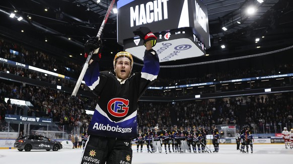 Gotterons PostFinance Top Scorer Janne Kuokkanen laesst sich von den Fans feiern, nach dem Sieg im Eishockey Meisterschaftsspiel der National League zwischen dem HC Fribourg Gotteron und Lausanne HC,  ...