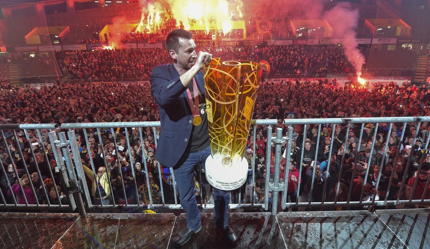 SCB Meistertrainer Lars Leuenberger feiert vor rund 6000 Zuschauer den Schweizermeistertitel nach dem fuenften Playoff-Final Spiel der National League A zwischen dem HC Lugano und dem SC Bern am Mittw ...