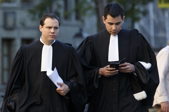 Me Yann Arnold, gauche, et Me Leonardo Castro, droite, les avocats de Fabrice A. meurtrier presume d&#039;Adeline, reviennent au palais de justice apres une suspension d&#039;audience, lors l&#039;ouv ...