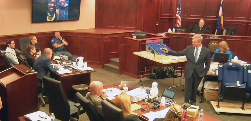 Der Staatsanwalt (stehend) beim Schlussplädoyer: Die Jury folgte ihm und sprach den Amokläufer von Aurora (links im Bild) schuldig.&nbsp;