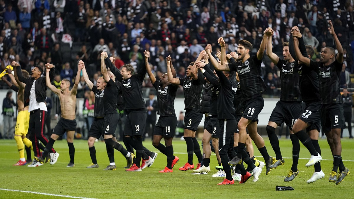 epa07514920 Frankfurt players celebrate after winning the UEFA Europa League quarter final second leg soccer match between Eintracht Frankfurt and Benfica Lisbon in Frankfurt, Germany, 18 April 2019.  ...