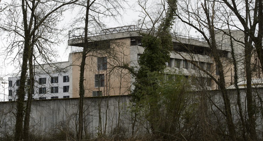 In der Genfer Strafanstalt Champ-Dollon ist ein 32-jähriger Häftling tot aufgefunden worden.