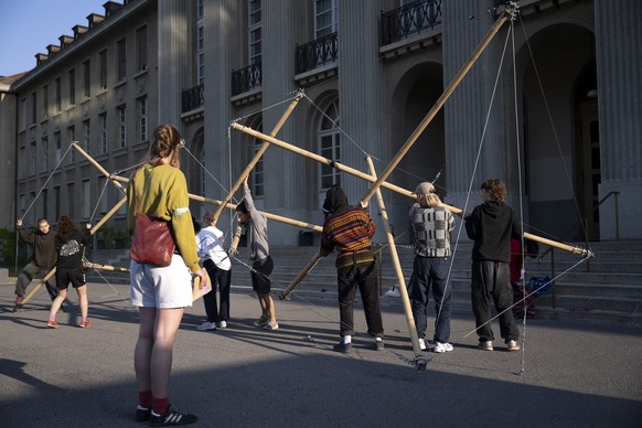 Jungen Aktivistinnen und Aktivisten bauen eine Struktur vor dem Gymnasium Kirchenfeld bei einer Aktion von End Fossil Bern, am Dienstag, 6. Juni 2023, in Bern. End Fossil fordert klimagerechte Bildung ...