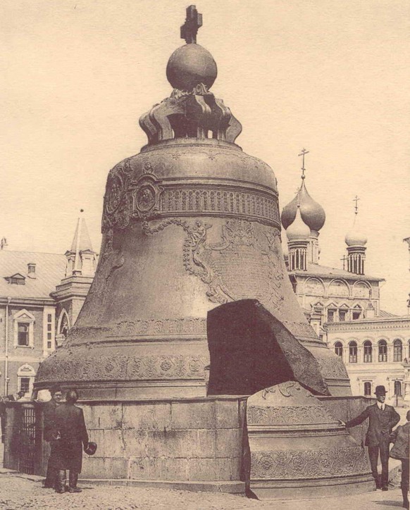 Die Zarenglocke, die auf Geheiss der Zarin Anna Ioannowna gegossen wurde. Sie wiegt 200 Tonnen. Als 1737 ein Grossbrand in Moskau tobte, verwüsteten die Flammen die Giessgrube, in der die Glocke lag,  ...