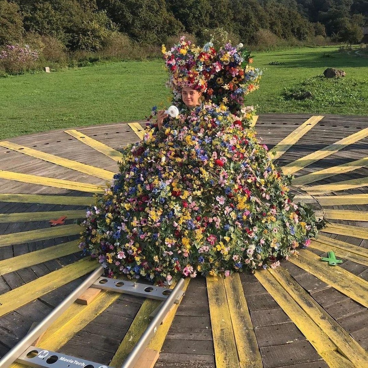 Behind the scenes of 'Midsommar' with Florence Pugh 

https://www.facebook.com/photo/?fbid=855312706133936&amp;set=pb.100049656432239.-2207520000