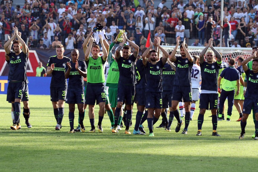 epa06208618 Inter&#039;s players celebrate after the Italian Serie A soccer match between FC Crotone and FC Inter at Ezio Scida stadium in Crotone, Italy, 16 September 2017. EPA/ALBANO ANGILLETTA