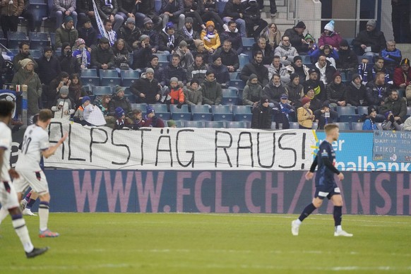 Foto Manuel Geisser 04.03.2023 Fussball Herren Saison 2022/2023 Super League FC Luzern - FC Basel 0:1 . Bild : Demo der FC Luzern Fans. Alpstaeg Raus Aktion *** Photo Manuel Geisser 04 03 2023 footbal ...