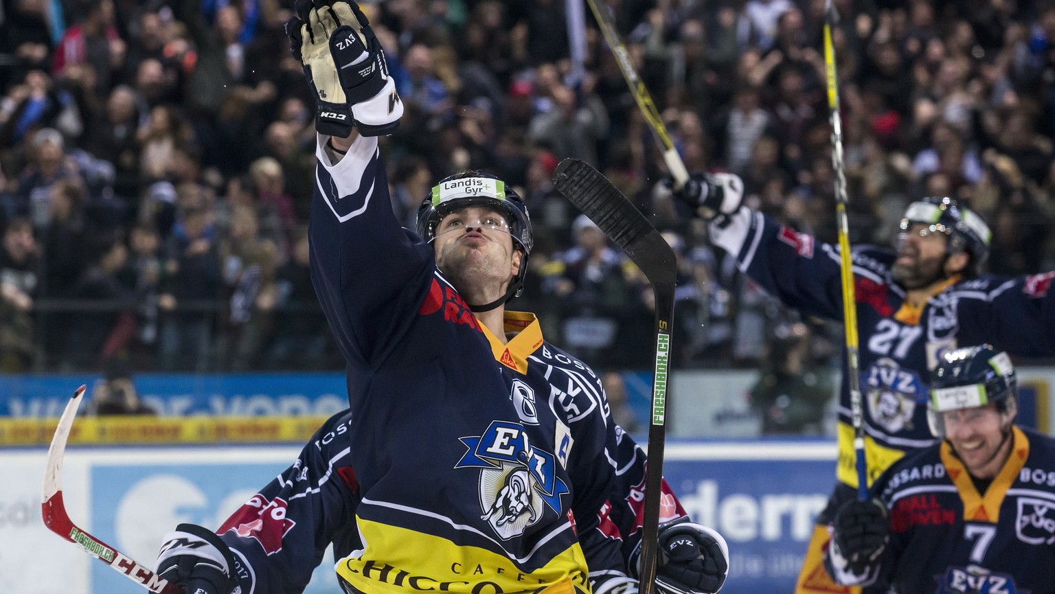 Zugs Raphael Diaz jubelt nach seinem Tor zum 2:2 im ersten Eishockey Playoff-Viertelfinalspiel der National League A zwischen dem EV Zug und dem Geneve-Servette HC, am Samstag, 4. Maerz 2017, in der B ...